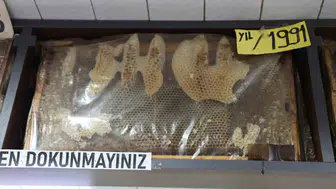 Sivaslı esnafın 35 yıllık balı görenleri şaşırtıyor