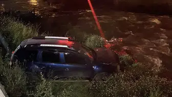 Bursa'da gece yarısı kaza yapan sürücü aracını derede bırakıp kaçtı