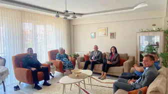 Alaşehir Kaymakamı şehit ailelerini evlerinde ziyaret etti