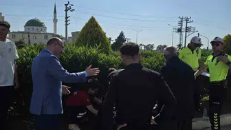 Vali Serdengeçti kaza yerinde yaralı gence yardım etti