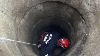 Gönen'de kuyuya düşen koyunu ekipler halatla yukarı çekti