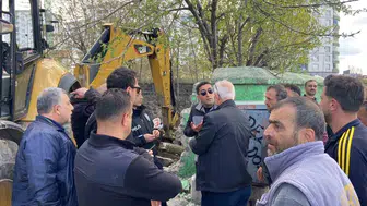 Erzurum'da tarihi türbe yıkımı mahalleliyi sokağa döktü