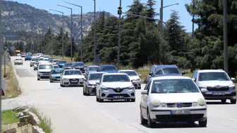 Tatilciler yola döküldü Burdur hattında trafik kilitlendi