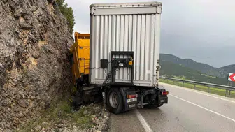 Burdur’da tır kontrolden çıktı Sürücü kayalıklara çarparak yaralandı