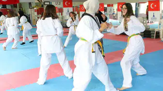 İzmirli kadınlar tekvando kursuyla hem güçleniyor hem meslek sahibi oluyor