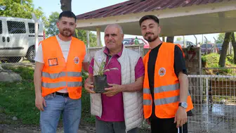 Atakum Belediyesi bayram öncesi mezarlıklarda çiçek dağıttı