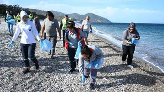 Çıralı sahiline vuran plastik atıklar için temizlik seferberliği yapıldı