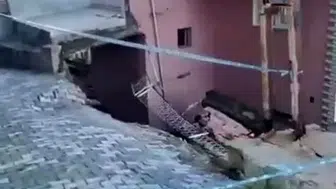 Tokat'ta toprak kayması binayı yıktı