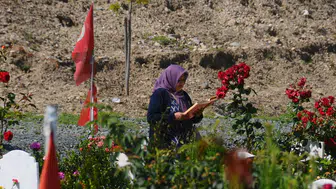 Hataylılar bayram sabahı kaybettiklerini mezarları başında andı