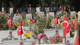 İstanbul bayram arifesinde şehitliğe akın etti