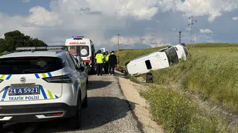 Diyarbakır'da yolcu minibüsü yoldan çıktı 19 kişi hastanelik oldu