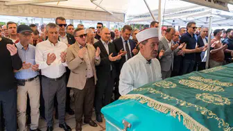 Özgür Özel acı gününde Manisa'da ailesini yalnız bırakmadı