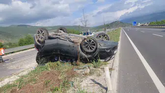 İznik yolunda kaza yapan otomobildeki iki kişi hastanelik oldu