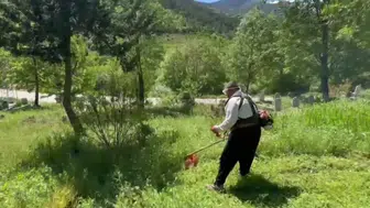 Feke'de bir vatandaş tek başına mezarlığı bayrama hazırladı