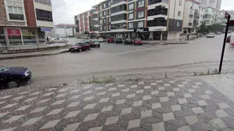 Ankara'da ani bastıran sağanak ve dolu hayatı felç etti