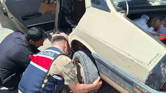 Halfeti yolunda yolda kalan sürücüye jandarma desteği