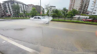 Rize’de şiddetli yağmur hayatı felç etti