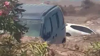 Hatay Dörtyol’da sel felaketi araçları sürükledi