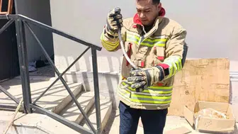 Hatay Kumlu’da evine yılan giren aile ekipleri çağırdı