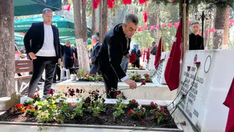 Mersin bayram sabahına şehitlik ziyaretleriyle başladı