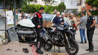 Antalya'da polis motosikleti ve otomobil çarpıştı 3 kişi hastanelik oldu