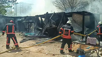 Malatya'da işçi konteynerleri alevlere teslim oldu