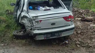 Zonguldak yolunda tır devrildi Aynı aileden 5 kişi yaralandı