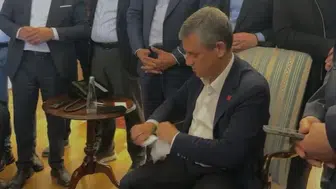Özgür Özel genel başkanlık kararını yırtıp attı