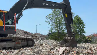 Avcılar'da kentsel dönüşüm çalışması sokağı tehlikeye attı