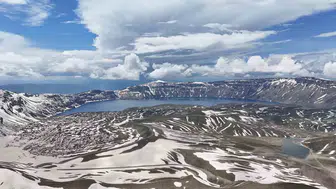 Nemrut Krateri kapılarını açtı Karla bahar aynı noktada buluştu