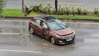 Bursa'da yağmurun kayganlaştırdığı yolda otomobil takla attı