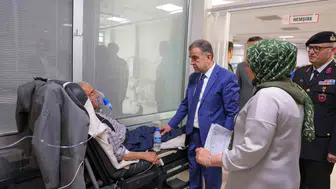 Bayburt Valisi hastanedeki mesaiyi unutmadı