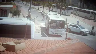Antalya'da dikkatsiz sürücü motosikletliyi yola savurdu