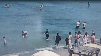 Kuşadası sahilinde boğulma tehlikesi geçiren turisti cankurtaranlar kurtardı