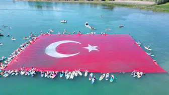 Sapanca Gölü üzerinde dev Türk bayrağı dalgalandı