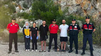 Antalya’da kayalıklarda mahsur kalan iki kişi sekiz saatte kurtarıldı