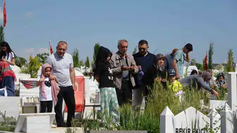 Adıyamanlılar bayram arifesinde deprem şehitliğinde buluştu