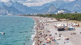 Antalya sahillerinde bayram kalabalığı havadan görüntülendi