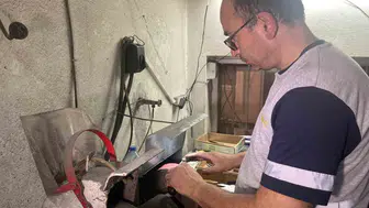 İzmirli görme engelli ustadan Kurban Bayramı öncesi gece mesaisi