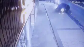 Şişli’de lüks otomobil dükkana daldı ve alev aldı