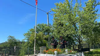 Düzce Jandarma Komutanlığı şehidini kabri başında andı
