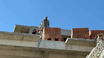 Antalya’da inşaat ustası merdiven devrilince yukarıda mahsur kaldı