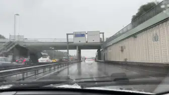 Bayrampaşa'da aniden bastıran yağış trafiği kilitledi
