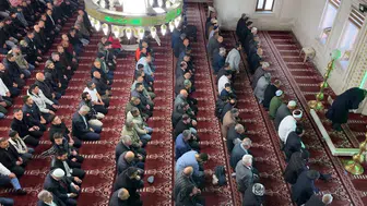Yüksekova bayram namazı için saf tuttu
