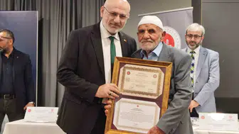 87 yaşındaki kalıpçı ustası Kur'an'ı ezberledi