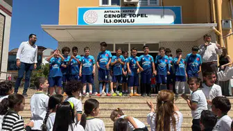 Kepezde miniklerin futbol şöleninde kupa Cengiz Topel İlkokulunun