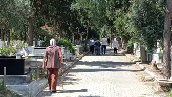 Nazilli halkı arefe sabahı mezarlıklara akın etti