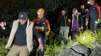 Nevşehirde kayalıklarda yönünü kaybeden kadın kurtarıldı