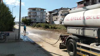 Efeler’de patlayan su borusu sokağı çamur deryasına çevirdi