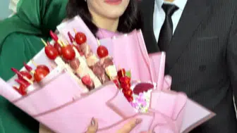 Kahramanmaraşlı damat adayı çiçek yerine kebap buketiyle gitti